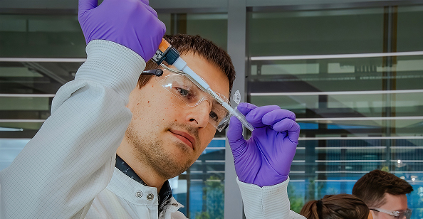 Cientista da AstraZeneca realizando análise de amostras em laboratório de inovação farmacêutica